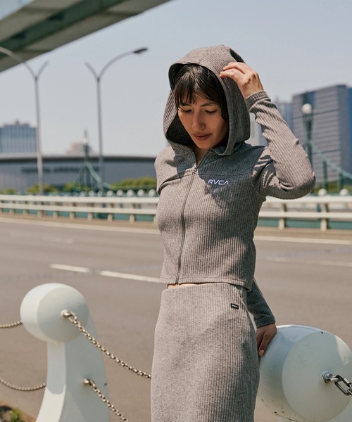 RVCA（ルーカ）の「RVCA レディース SLIM ZIP HOODIE セーター 【2025年秋冬モデル】 @autumn/ルーカ自ップアップパーカー・フーディー（ニット/セーター・レディース・ブラック/マルチ/グレー系その他・SMALL/MEDIUM/LARGE）」の2枚目の写真