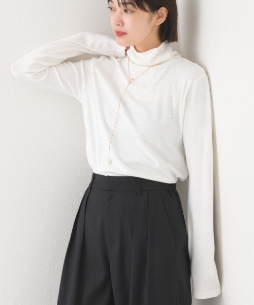 OMNES(オムネス)の「テレコタートルネック ロングスリーブ トップス(Tシャツ/カットソー・レディース・ホワイト/ブラック/ブルー/イエロー・FREE)」の2枚目の写真
