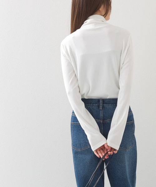 OMNES(オムネス)の「テレコタートルネック ロングスリーブ トップス(Tシャツ/カットソー・レディース・ブルー/ブラック/ホワイト/イエロー・FREE)」の15枚目の写真