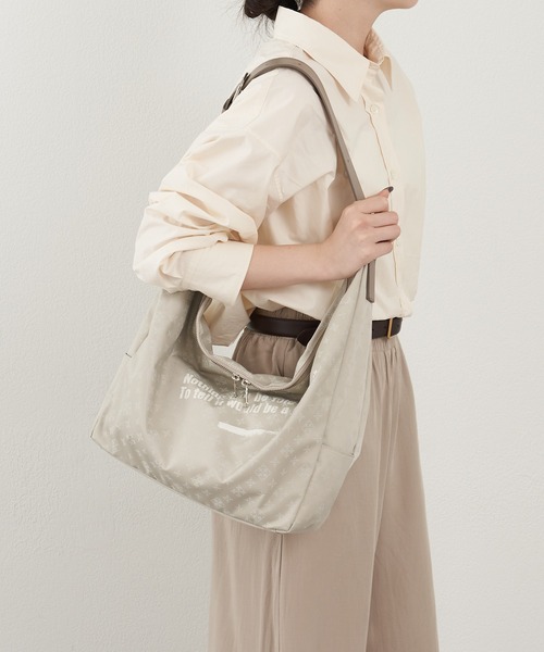 russet（ラシット）の「ステンシル風プリント ナイロン2WAYショルダーバッグ（ショルダーバッグ・レディース・ブラック/ブラック×ブルー/キナリ・FREE）」の2枚目の写真