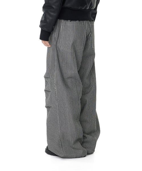 AAKAM(アーカム)の「Knee Pin-tuck Stripe Denim Pants (Black)(デニムパンツ・レディース・その他・1/2)」の4枚目の写真