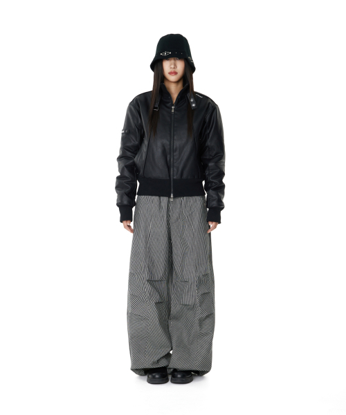 AAKAM(アーカム)の「Knee Pin-tuck Stripe Denim Pants (Black)(デニムパンツ・レディース・その他・1/2)」の5枚目の写真