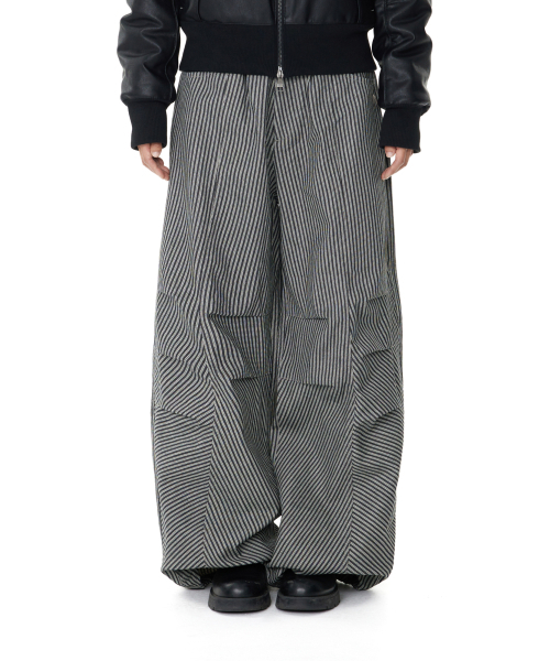 AAKAM(アーカム)の「Knee Pin-tuck Stripe Denim Pants (Black)(デニムパンツ・レディース・その他・1/2)」の8枚目の写真
