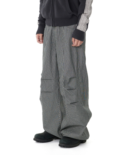 AAKAM(アーカム)の「Knee Pin-tuck Stripe Denim Pants (Black)(デニムパンツ・レディース・その他・1/2)」の12枚目の写真