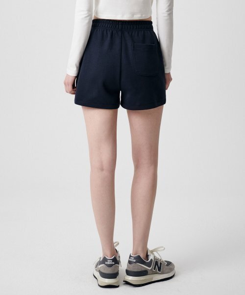 MUSINSA STANDARD WOMAN（ムシンサスタンダードウーマン）の「ウィメンズダブルニットスウェットショーツ[ネイビー]（その他パンツ・レディース・その他・SMALL/MEDIUM/X-SMALL）」の2枚目の写真