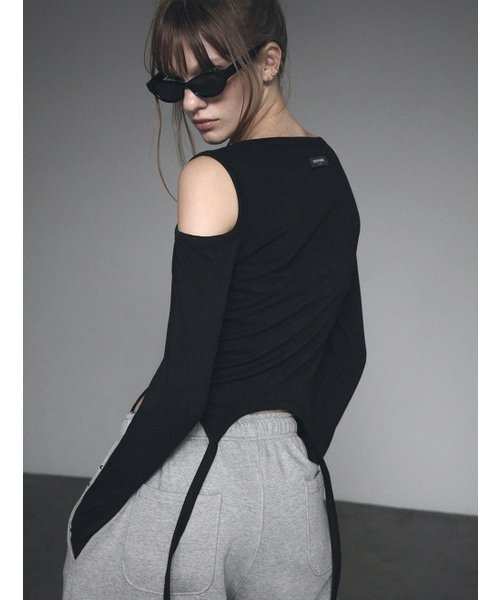 TWEE（トゥウィー）の「ズアン アイレットストラップ付き スリット長袖Tシャツ [3color]（Tシャツ/カットソー・レディース・ブラック・FREE）」の2枚目の写真