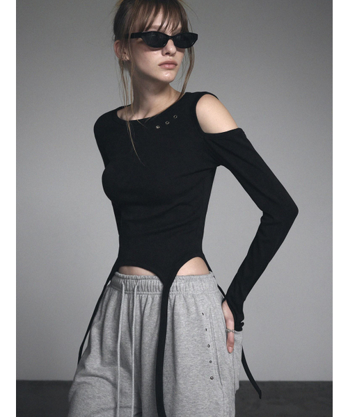 TWEE（トゥウィー）の「ズアン アイレットストラップ付き スリット長袖Tシャツ [3color]（Tシャツ/カットソー・レディース・ブラック・FREE）」の4枚目の写真
