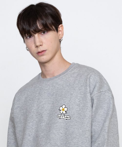 GRAVER（グレーバー）の「[ユニセックス]フラワーボードスマイルマンツーマン_グレー（スウェット・レディース・グレー・LARGE/MEDIUM/X-LARGE/SMALL）」の2枚目の写真