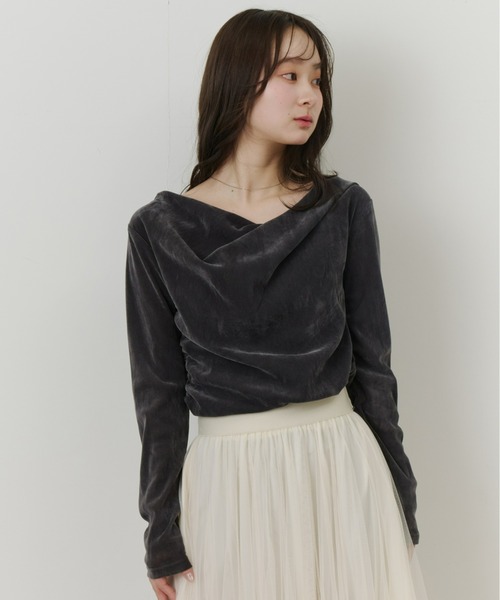 Olu.(オルドット)の「シアーベロアドレープトップス(Tシャツ/カットソー・レディース・チャコールグレー/アイボリー・FREE)」の2枚目の写真