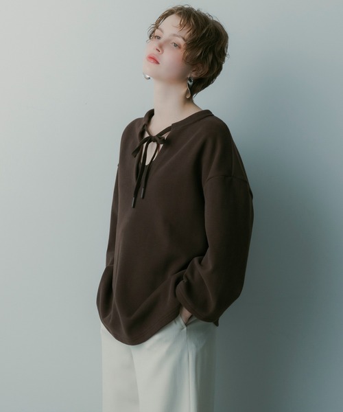 SERENO(セレーノ)の「スキッパーリボントップス(スウェット・レディース・ブラウン・ONESIZE)」の6枚目の写真