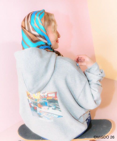 LEPSIM(レプシィム)の「【Mister Donut】フォトプリントパーカー 627324(パーカー・レディース・グレー/ネイビー・FREE)」の4枚目の写真