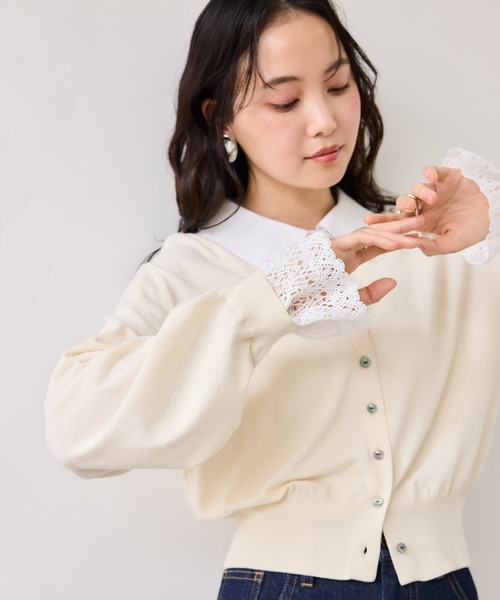 VIS（ビス）の「レースカフスドッキングニットカーディガン（カーディガン/ボレロ・レディース・キャメル/サックスブルー/オフホワイト・FREE）」の2枚目の写真
