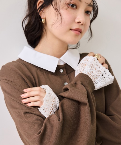 VIS（ビス）の「レースカフスドッキングニットカーディガン（カーディガン/ボレロ・レディース・キャメル/サックスブルー/オフホワイト・FREE）」の4枚目の写真