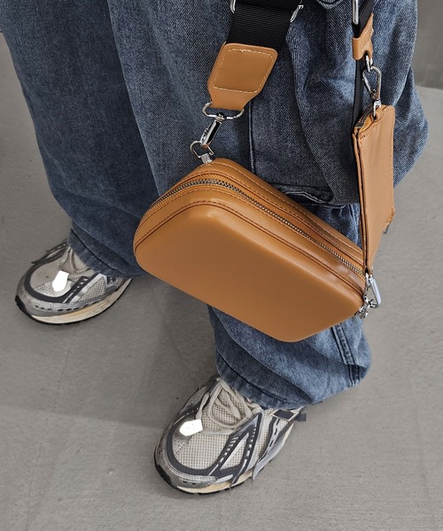 WESTBOY（ウエストボーイ）の「コンパクト シンプル ユニセックス スクエア ミニショルダーバッグ WO26S2BG34（ショルダーバッグ・メンズ・ブラック/ホワイト/ブラウン・FREE）」の3枚目の写真