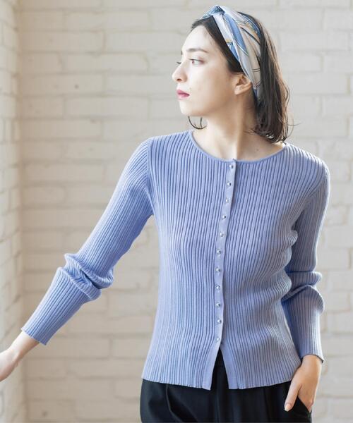 OPAQUE.CLIP（オペークドットクリップ）の「シルバー多ボタン ランダムリブニットカーディガン【洗濯機OK】（カーディガン/ボレロ・レディース・ライトブルー/ブラック/ホワイト・40/38/42）」の3枚目の写真