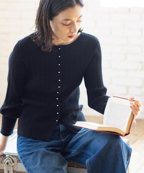 OPAQUE.CLIP（オペークドットクリップ）の「シルバー多ボタン ランダムリブニットカーディガン【洗濯機OK】（カーディガン/ボレロ・レディース・ライトブルー/ブラック/ホワイト・40/38/42）」の2枚目の写真