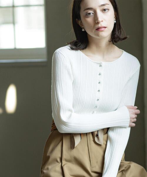 OPAQUE.CLIP（オペークドットクリップ）の「シルバー多ボタン ランダムリブニットカーディガン【洗濯機OK】（カーディガン/ボレロ・レディース・ライトブルー/ブラック/ホワイト・40/38/42）」の4枚目の写真