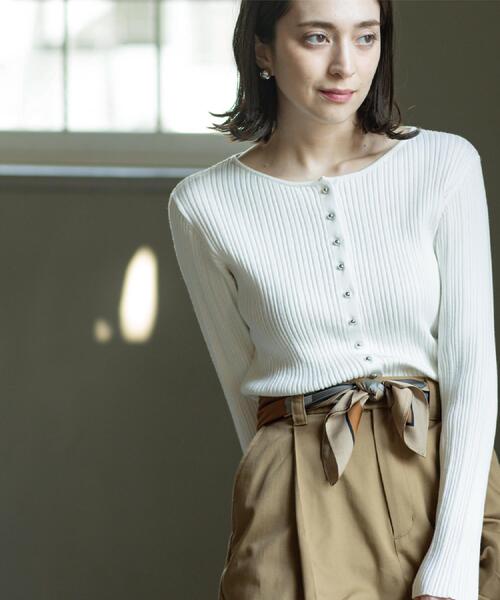 OPAQUE.CLIP（オペークドットクリップ）の「シルバー多ボタン ランダムリブニットカーディガン【洗濯機OK】（カーディガン/ボレロ・レディース・ライトブルー/ブラック/ホワイト・40/38/42）」の5枚目の写真