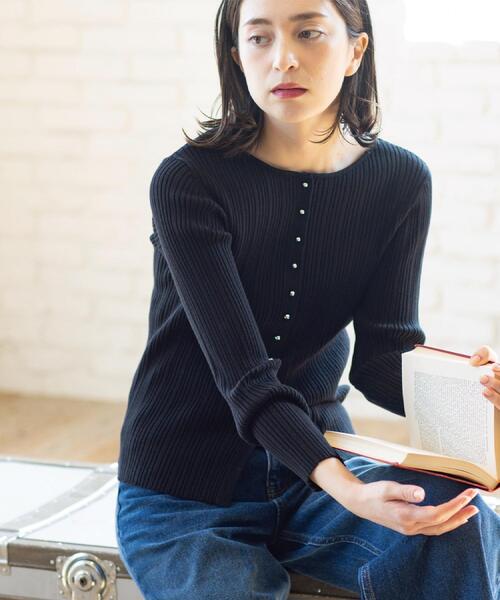 OPAQUE.CLIP（オペークドットクリップ）の「シルバー多ボタン ランダムリブニットカーディガン【洗濯機OK】（カーディガン/ボレロ・レディース・ライトブルー/ブラック/ホワイト・40/38/42）」の13枚目の写真