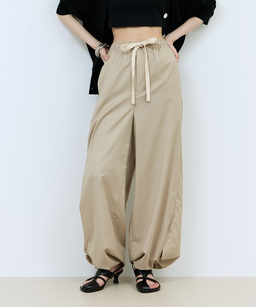 ADAM ET ROPE'（アダムエロペ）の「【WEB限定】サイドスリットパンツ（その他パンツ・レディース・ベージュ系その他/ブラック・34/38/36）」の5枚目の写真