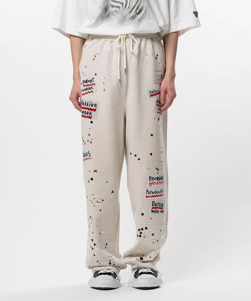 Maison MIHARA YASUHIRO（メゾンミハラヤスヒロ）の「【Maison MIHARAYASUHIRO/ミハラヤスヒロ】EMBELLISHED STICKER PANTS（スウェットパンツ・メンズ・ホワイト/ブラック・46）」の2枚目の写真