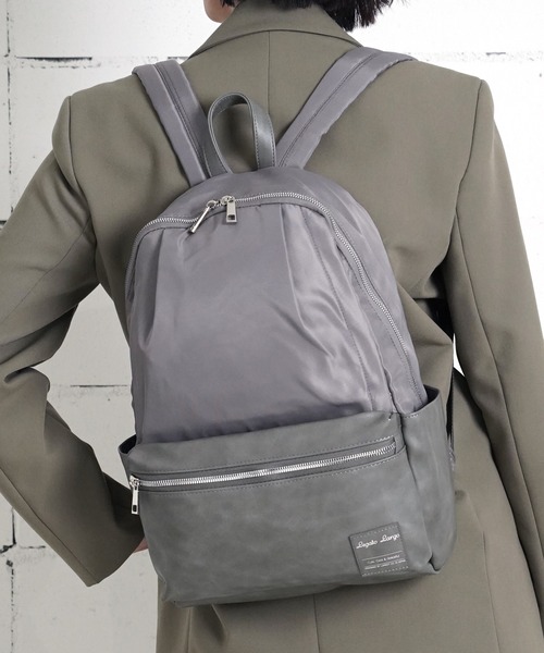 Legato Largo(レガートラルゴ)の「"02"≪Legato Largo≫ALL DAY/オールデイ 10ポケット/15L バイカラーリュック(バックパック/リュック・レディース・グレー/サンドベージュ/ネイビー・ONE SIZE)」の2枚目の写真