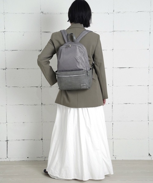 Legato Largo(レガートラルゴ)の「"02"≪Legato Largo≫ALL DAY/オールデイ 10ポケット/15L バイカラーリュック(バックパック/リュック・レディース・グレー/サンドベージュ/ネイビー/ブラック・ONE SIZE)」の5枚目の写真