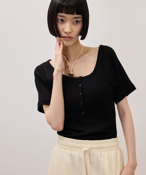 ADAM ET ROPE'(アダムエロペ)の「ハーフスリーブリブTシャツ(Tシャツ/カットソー・レディース・ブラック/ダークブラウン/ベージュ・FREE)」の2枚目の写真