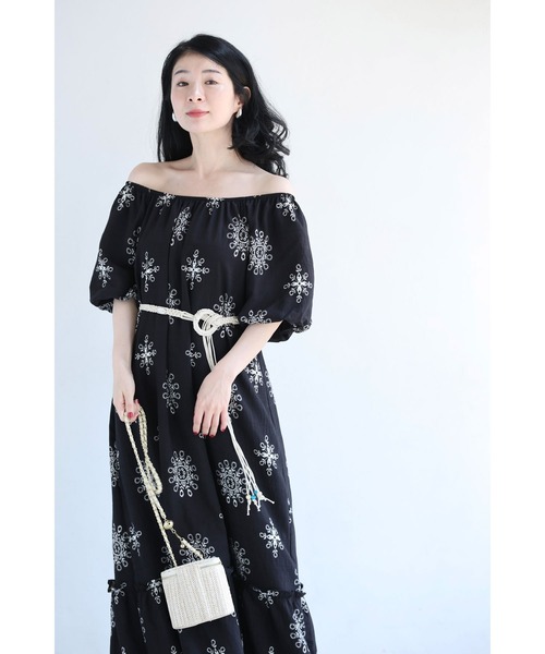 cawaii(カワイイ)の「(黒)オフショルダーにも。花刺繍風プリントのロングワンピース(ベルト付き)(ワンピース・レディース・ブラック・FREE)」の2枚目の写真