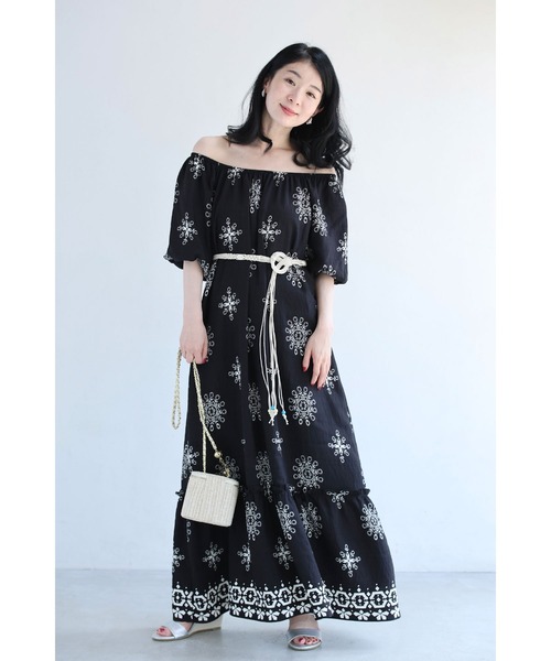 cawaii(カワイイ)の「(黒)オフショルダーにも。花刺繍風プリントのロングワンピース(ベルト付き)(ワンピース・レディース・ブラック・FREE)」の4枚目の写真
