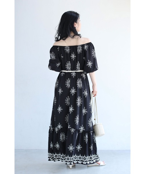 cawaii(カワイイ)の「(黒)オフショルダーにも。花刺繍風プリントのロングワンピース(ベルト付き)(ワンピース・レディース・ブラック・FREE)」の8枚目の写真