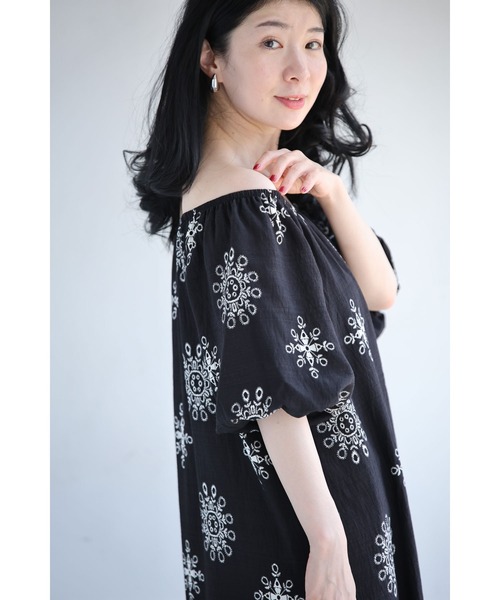 cawaii(カワイイ)の「(黒)オフショルダーにも。花刺繍風プリントのロングワンピース(ベルト付き)(ワンピース・レディース・ブラック・FREE)」の13枚目の写真