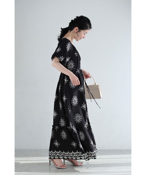 cawaii(カワイイ)の「(黒)オフショルダーにも。花刺繍風プリントのロングワンピース(ベルト付き)(ワンピース・レディース・ブラック・FREE)」の15枚目の写真