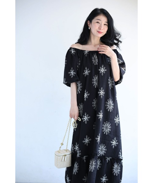 cawaii(カワイイ)の「(黒)オフショルダーにも。花刺繍風プリントのロングワンピース(ベルト付き)(ワンピース・レディース・ブラック・FREE)」の16枚目の写真