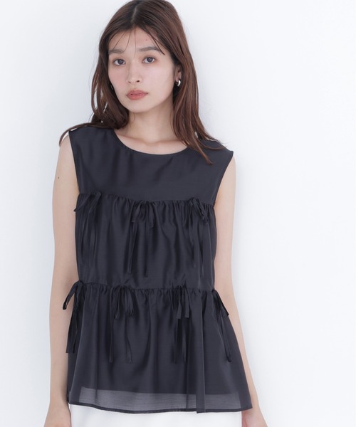 NATURAL BEAUTY BASIC(ナチュラルビューティーベーシック)の「リボンティアードチュニック(シャツ/ブラウス・レディース・ブラック/ブルー/バーガンディー・フリ-)」の2枚目の写真
