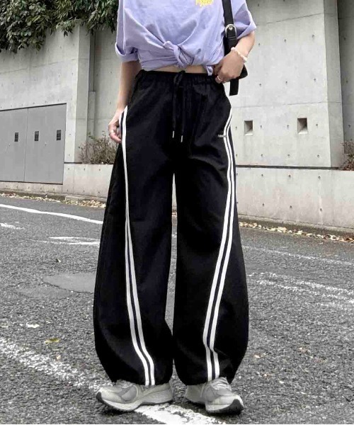 AS KNOW AS plus(アズノゥアズプラス)の「○裾ドロスト付き スタイルアップ ワイドカーゴパンツ(カーゴパンツ・レディース・ネイビー系/ブラック系/ブラック系その他・FREE)」の3枚目の写真