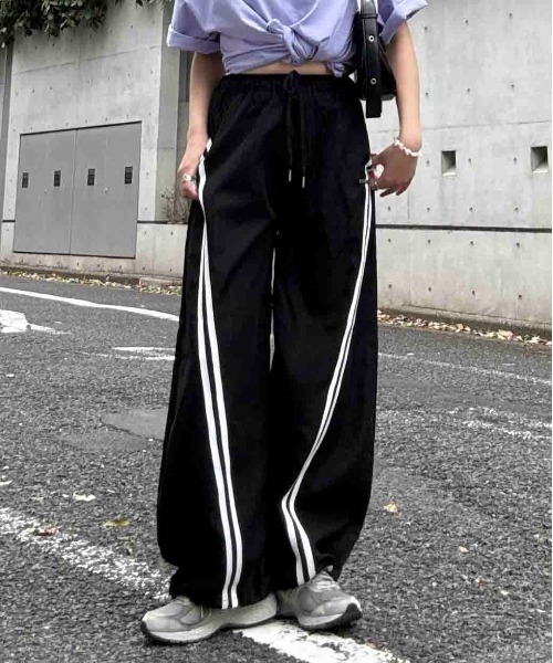 AS KNOW AS plus(アズノゥアズプラス)の「○裾ドロスト付き スタイルアップ ワイドカーゴパンツ(カーゴパンツ・レディース・ネイビー系/ブラック系/ブラック系その他・FREE)」の18枚目の写真