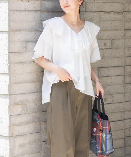 URBAN RESEARCH(アーバンリサーチ)の「ハーフスリーブラッフルブラウス(シャツ/ブラウス・レディース・ホワイト/ライトブルー/ブラック・FREE)」の1枚目の写真