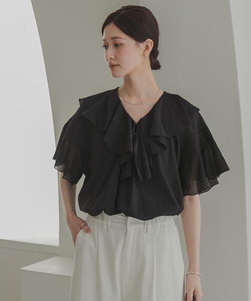 URBAN RESEARCH(アーバンリサーチ)の「ハーフスリーブラッフルブラウス(シャツ/ブラウス・レディース・ホワイト/ライトブルー/ブラック・FREE)」の2枚目の写真