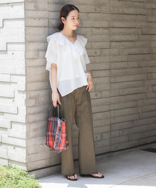 URBAN RESEARCH(アーバンリサーチ)の「ハーフスリーブラッフルブラウス(シャツ/ブラウス・レディース・ホワイト/ライトブルー/ブラック・FREE)」の16枚目の写真