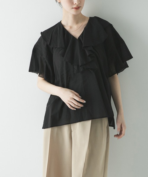 URBAN RESEARCH(アーバンリサーチ)の「ハーフスリーブラッフルブラウス(シャツ/ブラウス・レディース・ホワイト/ライトブルー/ブラック・FREE)」の2枚目の写真