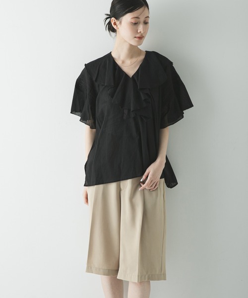 URBAN RESEARCH(アーバンリサーチ)の「ハーフスリーブラッフルブラウス(シャツ/ブラウス・レディース・ホワイト/ライトブルー/ブラック・FREE)」の4枚目の写真