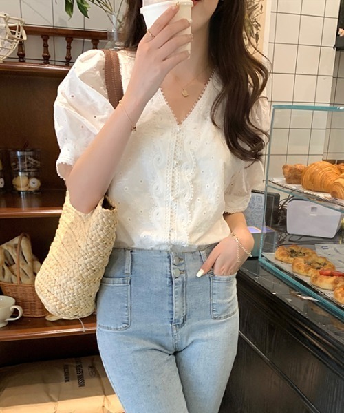 FAVORITO(ファヴォリート)の「Vネック半袖ブラウス(シャツ/ブラウス・レディース・オフホワイト・S/XL/L/M)」の3枚目の写真