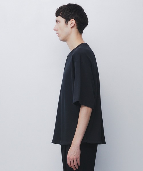 UNITED TOKYO（ユナイテッドトウキョウ）の「【世界最高峰コットン】SEA ISLAND COTTON THERMAL HENRY TEE　｜防シワ/希少/洗濯可/ヘンリー/夏服（Tシャツ/カットソー・メンズ・ダークグレー/ブラック/ライトグレー・1/2）」の11枚目の写真