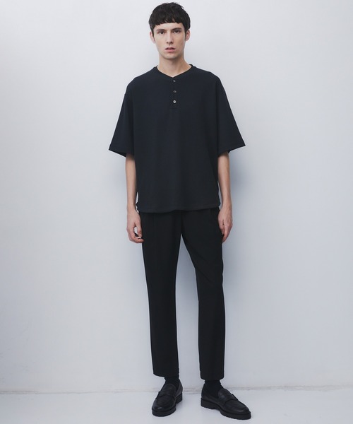 UNITED TOKYO（ユナイテッドトウキョウ）の「【世界最高峰コットン】SEA ISLAND COTTON THERMAL HENRY TEE　｜防シワ/希少/洗濯可/ヘンリー/夏服（Tシャツ/カットソー・メンズ・ダークグレー/ブラック/ライトグレー・1/2）」の5枚目の写真
