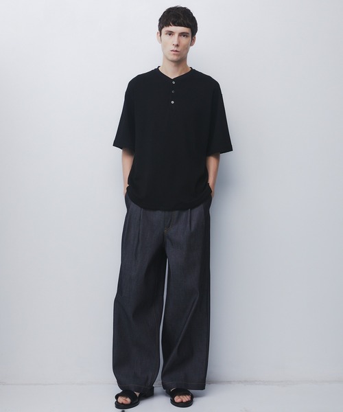 UNITED TOKYO（ユナイテッドトウキョウ）の「【世界最高峰コットン】SEA ISLAND COTTON THERMAL HENRY TEE　｜防シワ/希少/洗濯可/ヘンリー/夏服（Tシャツ/カットソー・メンズ・ダークグレー/ブラック/ライトグレー・1/2）」の6枚目の写真