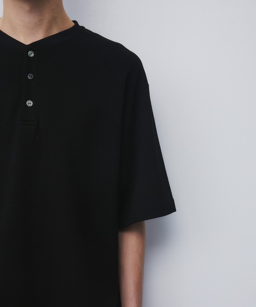 UNITED TOKYO（ユナイテッドトウキョウ）の「【世界最高峰コットン】SEA ISLAND COTTON THERMAL HENRY TEE　｜防シワ/希少/洗濯可/ヘンリー/夏服（Tシャツ/カットソー・メンズ・ダークグレー/ブラック/ライトグレー・1/2）」の21枚目の写真