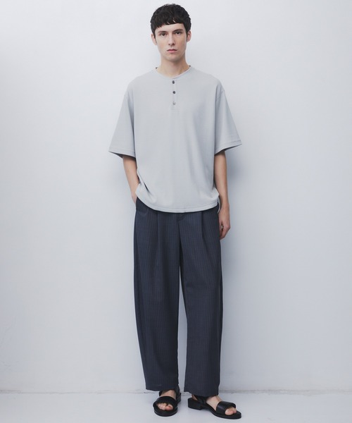 UNITED TOKYO（ユナイテッドトウキョウ）の「【世界最高峰コットン】SEA ISLAND COTTON THERMAL HENRY TEE　｜防シワ/希少/洗濯可/ヘンリー/夏服（Tシャツ/カットソー・メンズ・ダークグレー/ブラック/ライトグレー・1/2）」の4枚目の写真