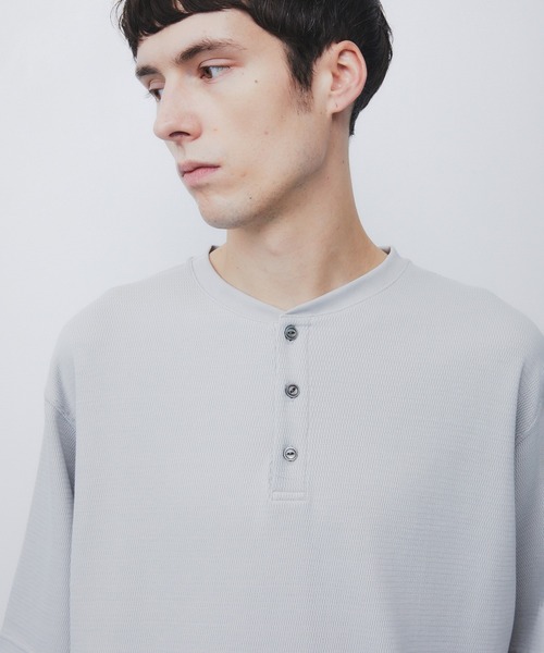 UNITED TOKYO（ユナイテッドトウキョウ）の「【世界最高峰コットン】SEA ISLAND COTTON THERMAL HENRY TEE　｜防シワ/希少/洗濯可/ヘンリー/夏服（Tシャツ/カットソー・メンズ・ダークグレー/ブラック/ライトグレー・1/2）」の16枚目の写真
