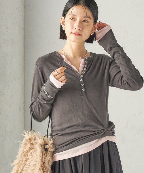 MILLER(ミラー)の「【SHIPS別注】miller:シアー ヘンリー ネック ロング スリーブ TEE 26AW(Tシャツ/カットソー・レディース・ブラウン/ダークグレー/ピンク/オフホワイト/ラベンダー/クリーム・ONE SIZE)」の2枚目の写真